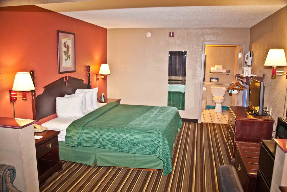 Suite, 1 King Bed, Accessible, Non Smoking photo 2