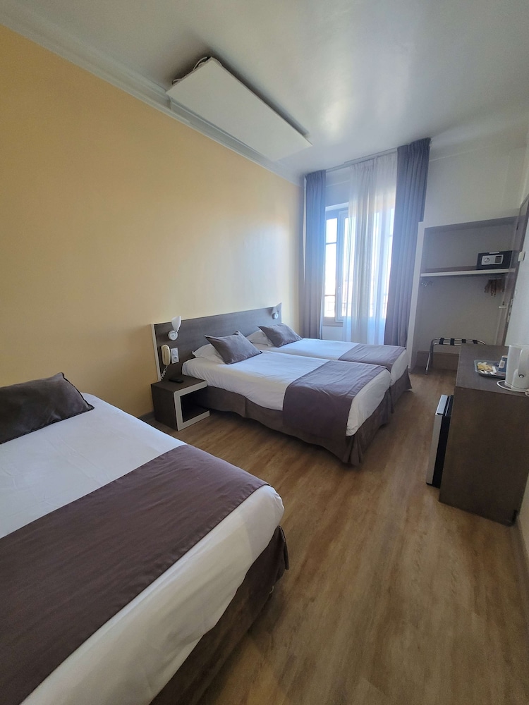 Standard Room, 3 Twin Beds - Photo 6