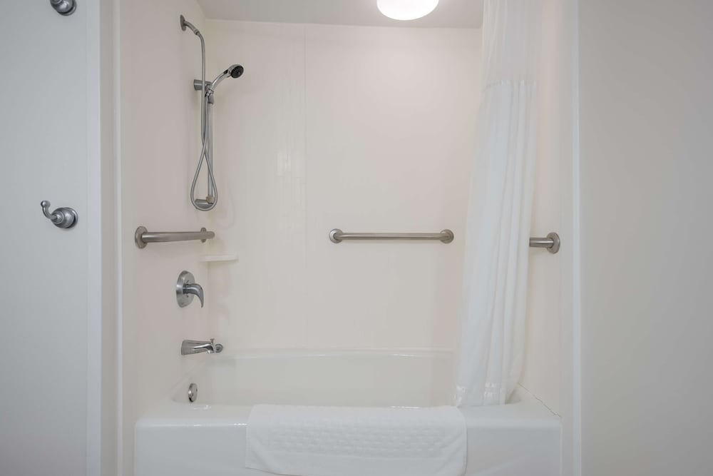 Standard Room, 1 Queen Bed, Accessible, Bathtub - Photo 4