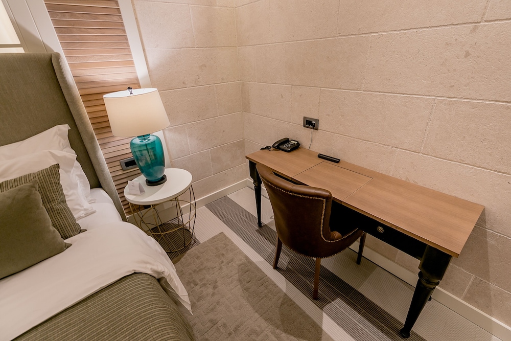 Suite, 1 Bedroom, Partial Sea View photo 2