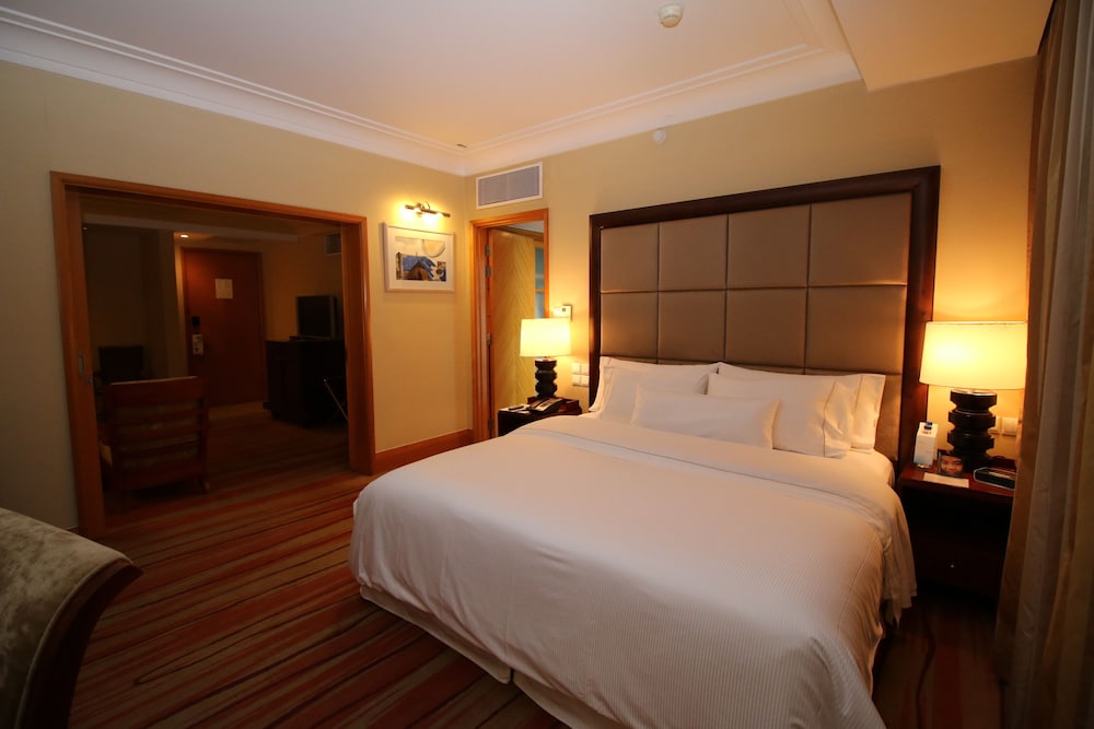 Junior Suite, 1 King Bed, City View, Poolside photo 2