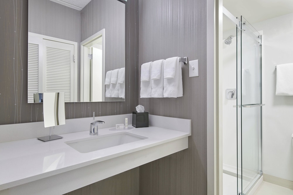 Suite, 1 Bedroom, Courtyard View - Photo 5