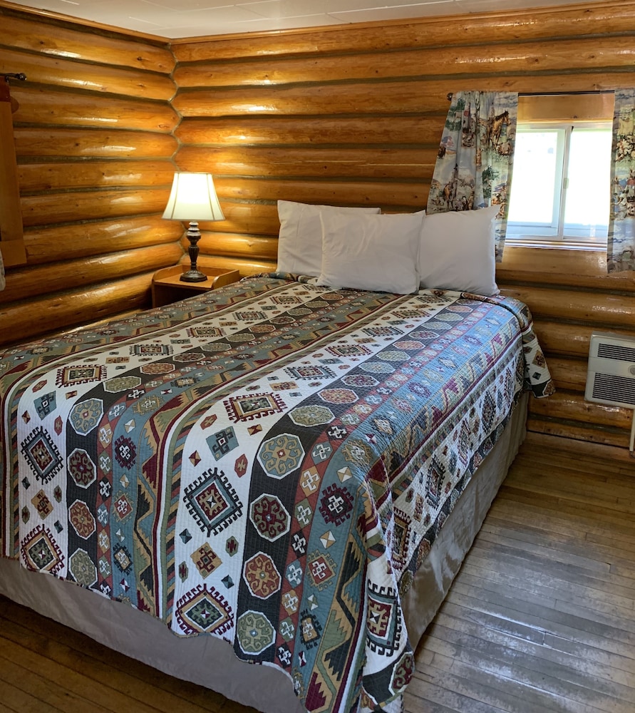 Economy Cabin, 1 Queen Bed (Cabin 1) photo 2
