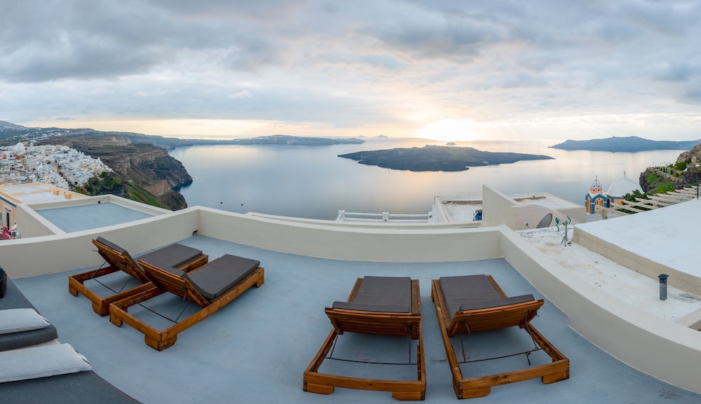 Deluxe Cliff Suite with Caldera View and Outdoor Hot Tub - Photo 14