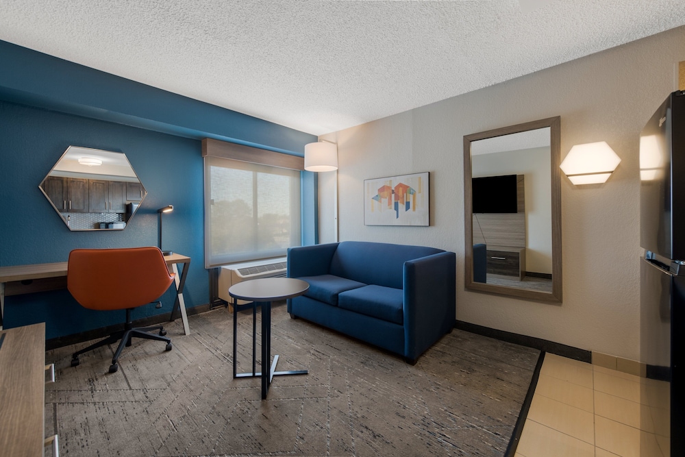 Suite, 1 King Bed, Accessible - Photo 2