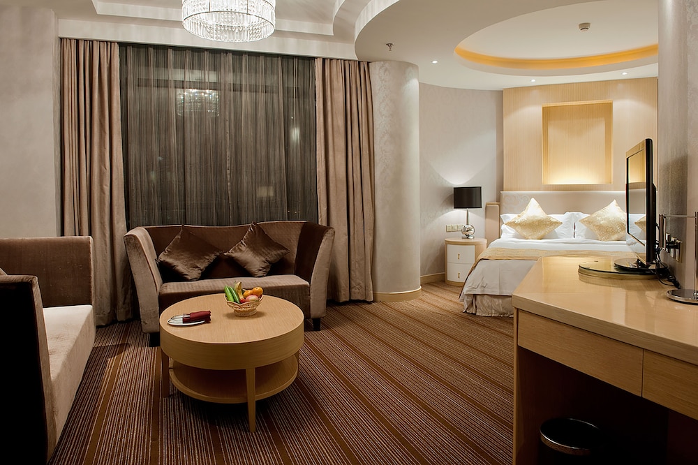 Deluxe Room, 1 King Bed photo 3
