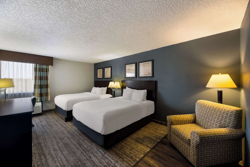 Standard Room, 2 Queen Beds, Non Smoking - Photo 2