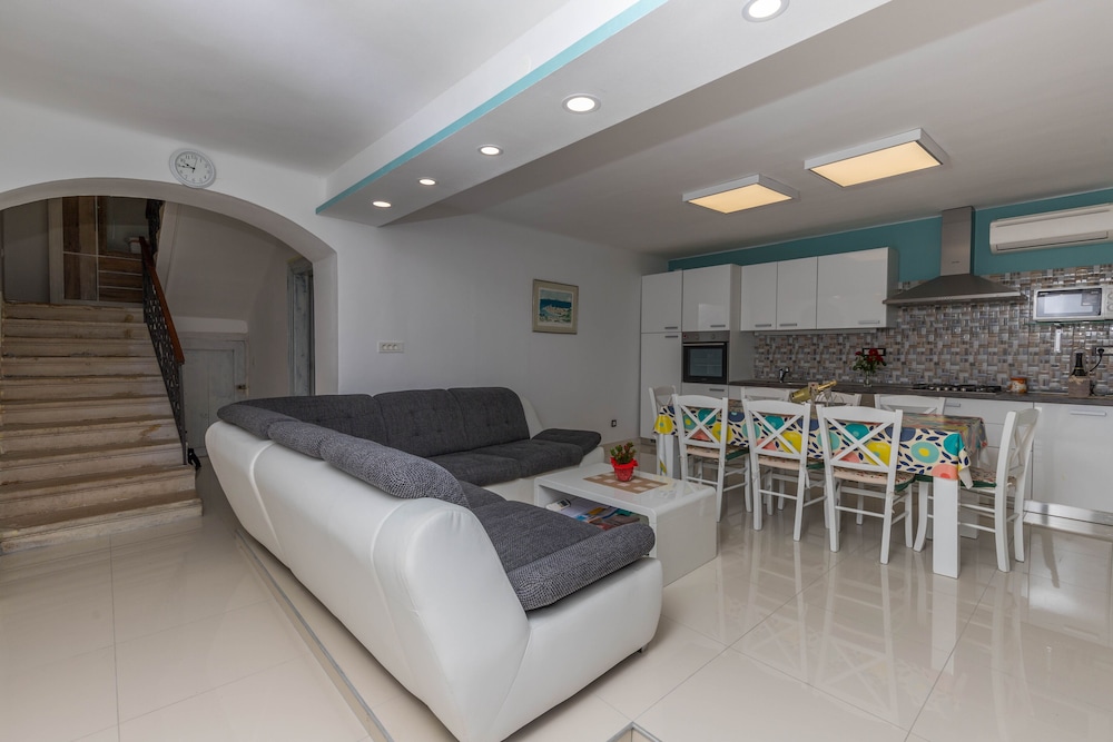 House, 3 Bedrooms photo 1