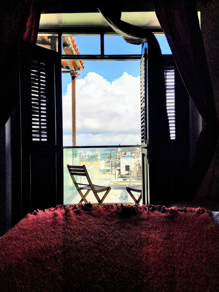 Deluxe Balcony Suites - Photo 11
