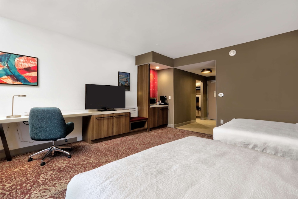 Room, 2 Queen Beds, Accessible, Bathtub - Photo 5