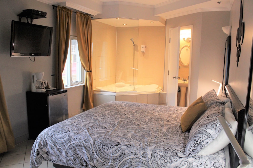 Queen Private with Large Ensuite
