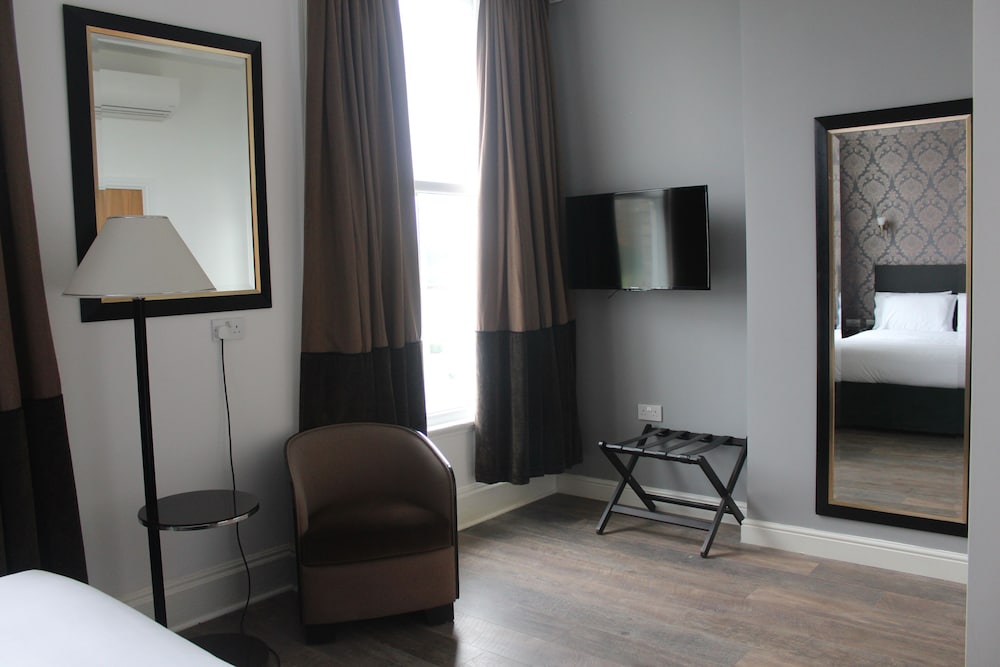 Deluxe Double Room thumbnail 6