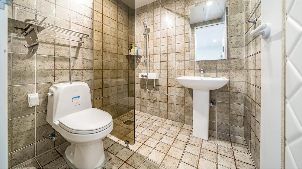 Basic Room, 1 Bedroom (202(No consecutive-night bookings)) - Photo 2