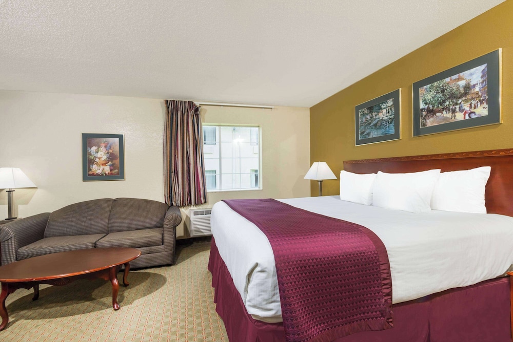 Suite, 1 King Bed, Non Smoking - Photo 1