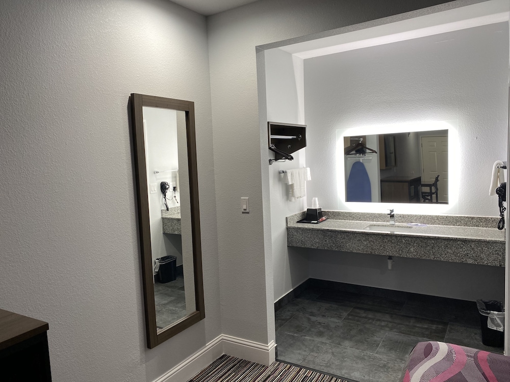 Deluxe Single Room, 1 King Bed, Smoking, photo 6