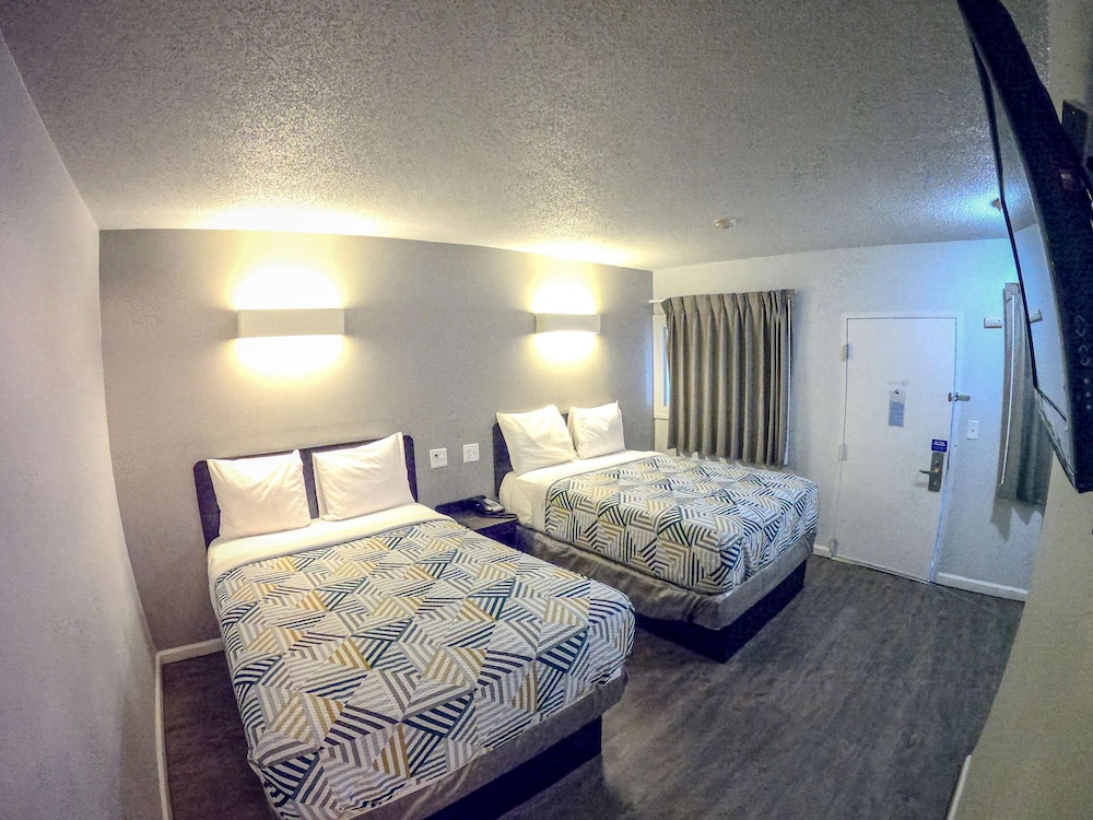 Standard Room, 2 Double Beds, Non Smoking - Photo 5