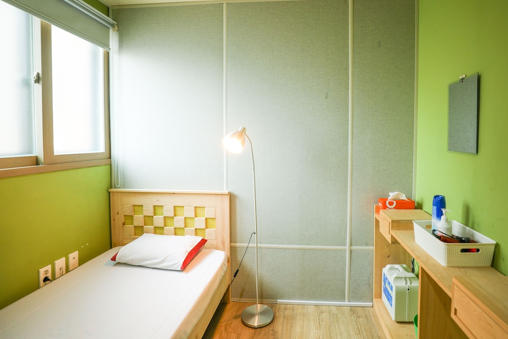 Standard Single Room, Shared Bathroom (407) photo 3