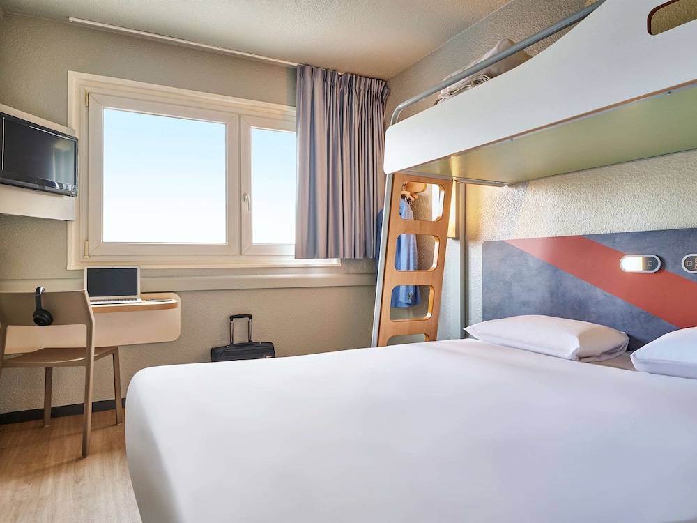 Triple Room (with 1 double bed and a bunk bed) photo 1