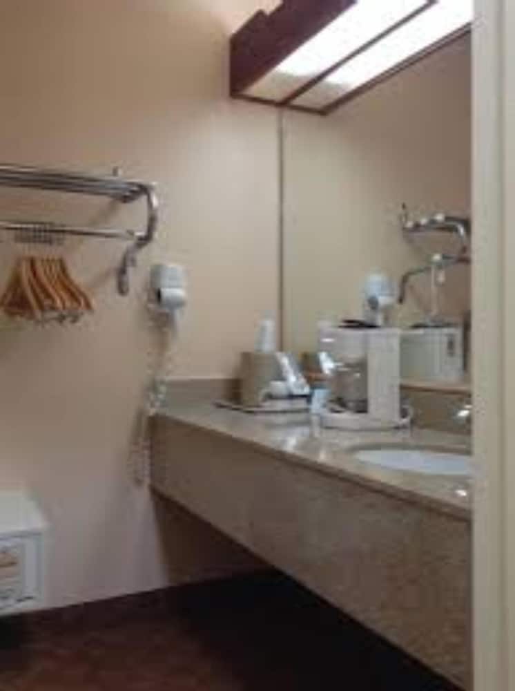 Standard Room, 2 Queen Beds, Smoking - Photo 5