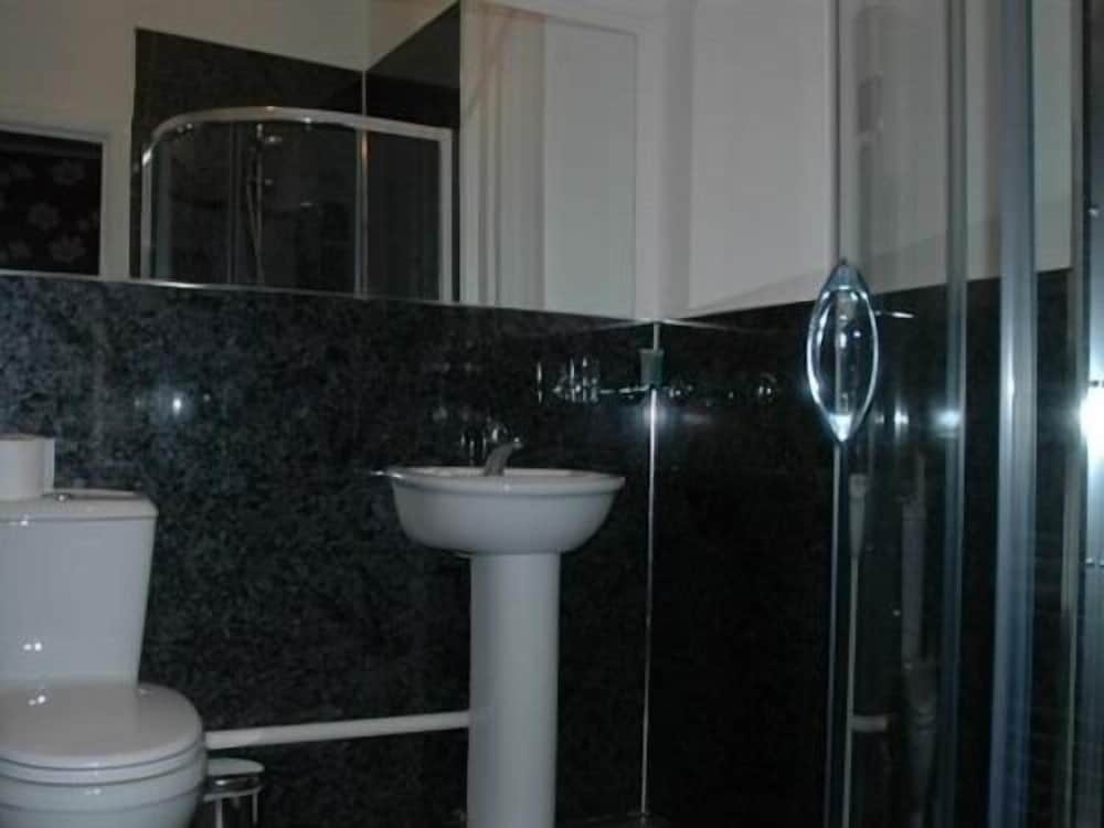 Standard Twin Room, Ensuite photo 2