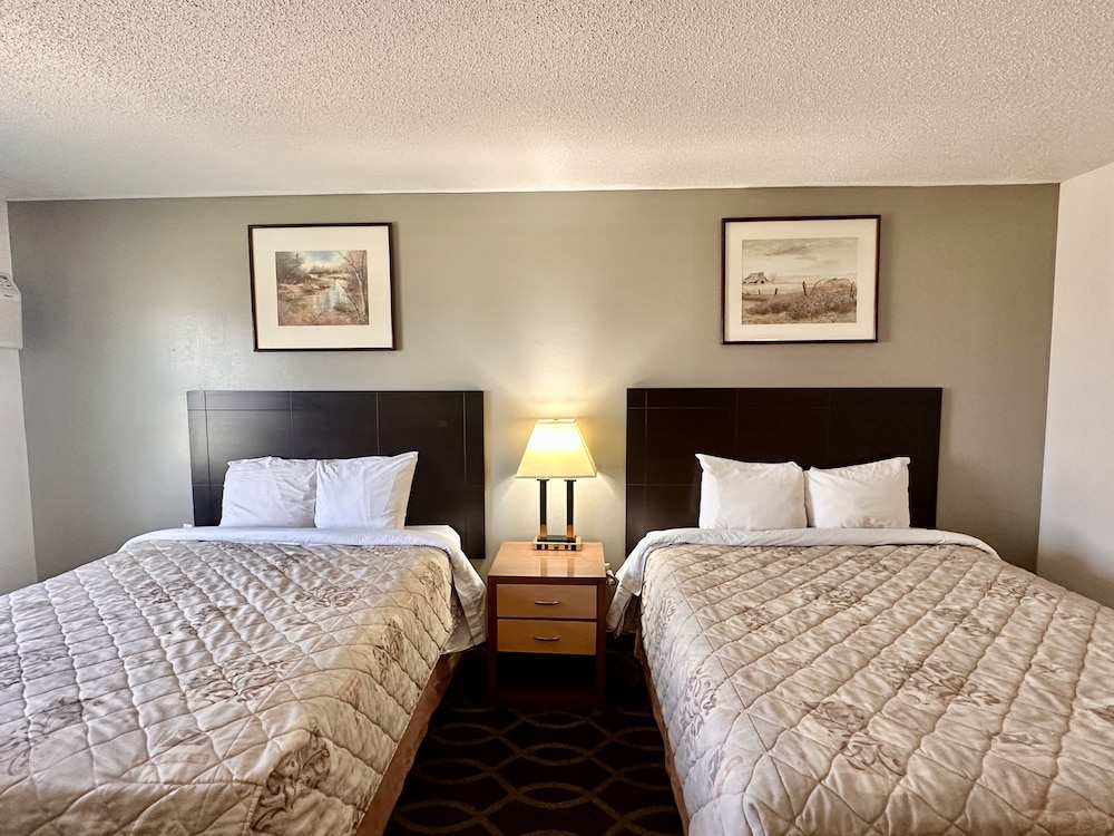 Standard Room, 2 Queen Beds, Smoking photo 3