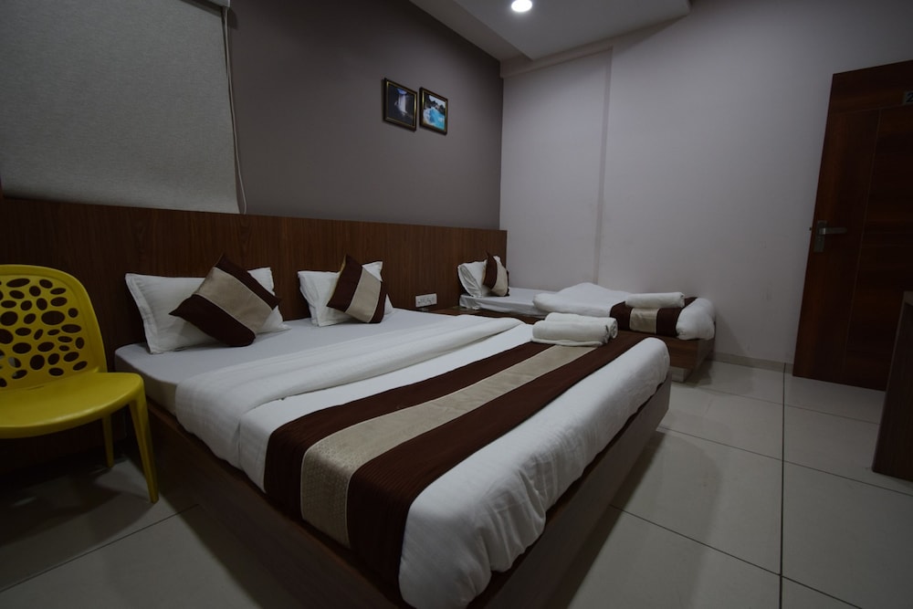 Three Bed AC Room - Photo 4