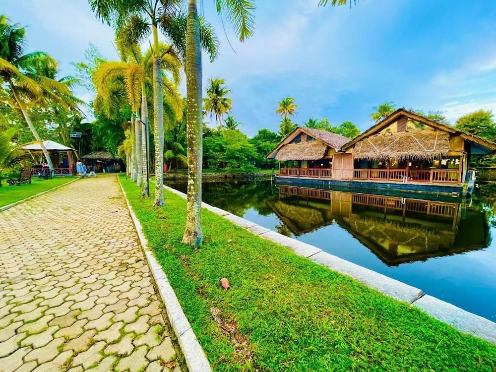 Luxury Double Room, 1 King Bed, Private Pool, Lake View photo 2