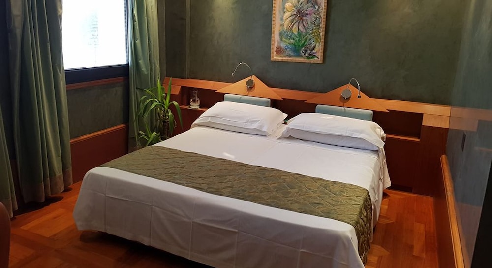 Standard Room, 1 Queen Bed photo 2
