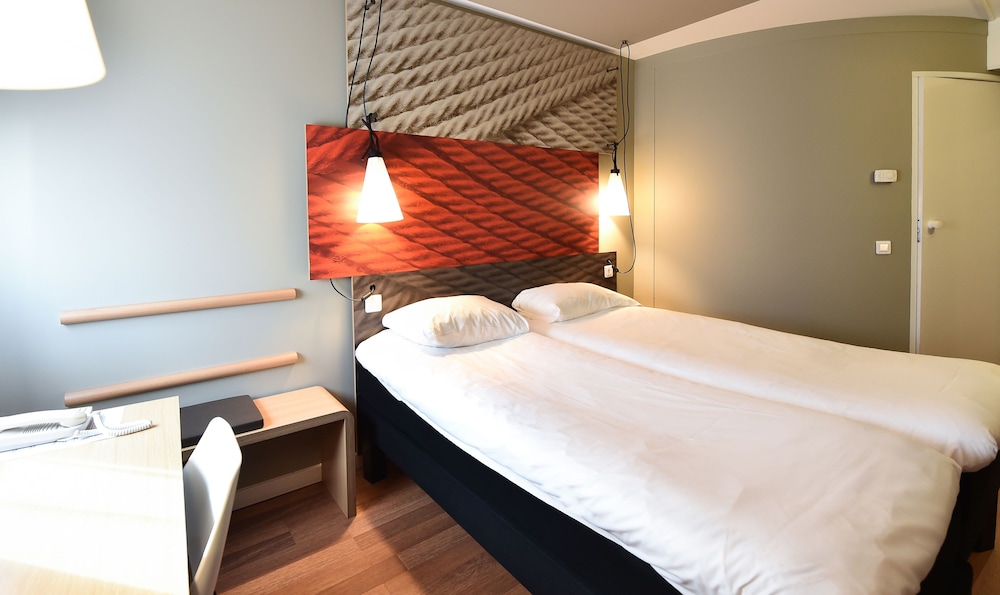 Room - Photo 2