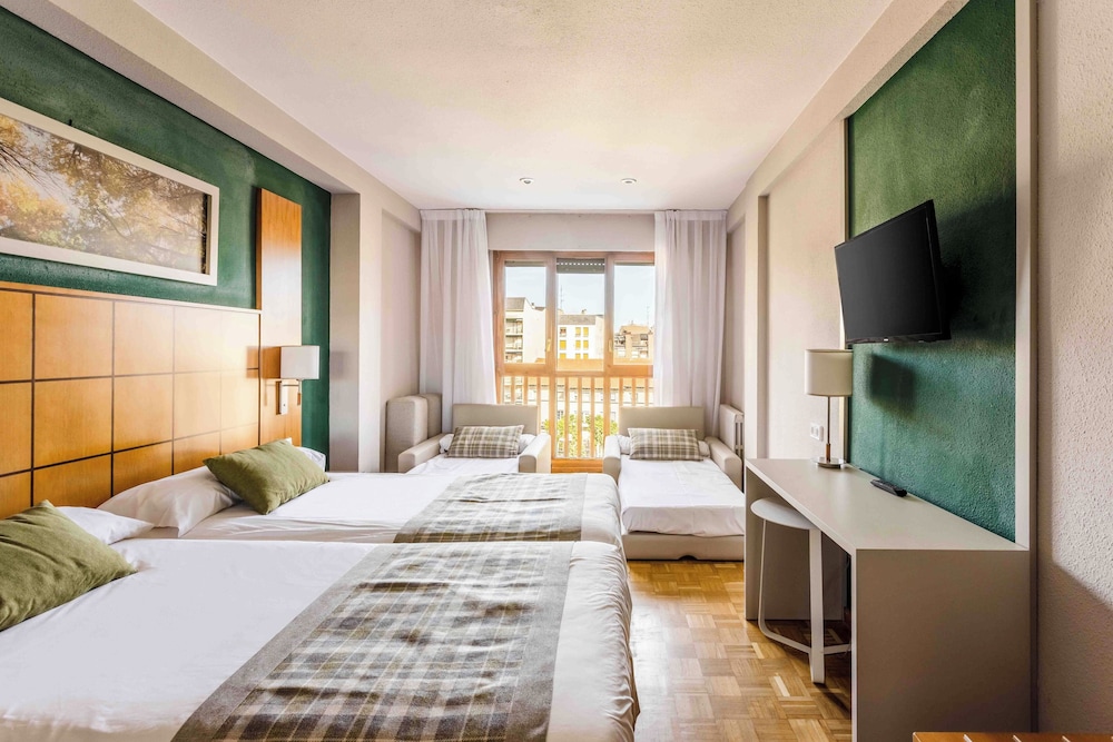 Quadruple Room (2 adults + 2 children) - Photo 4