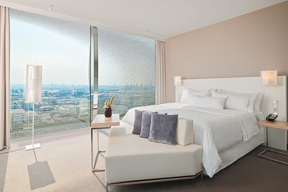 Suite, 1 King Bed, City View