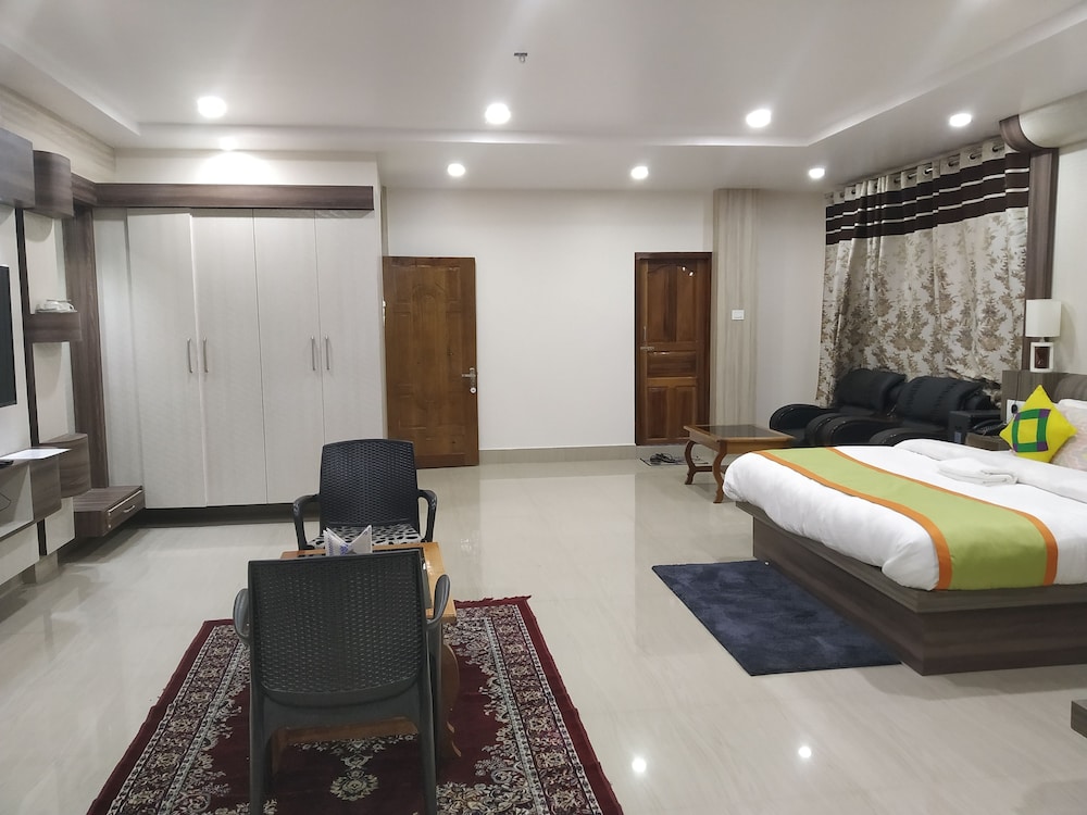 Executive Room - Photo 1