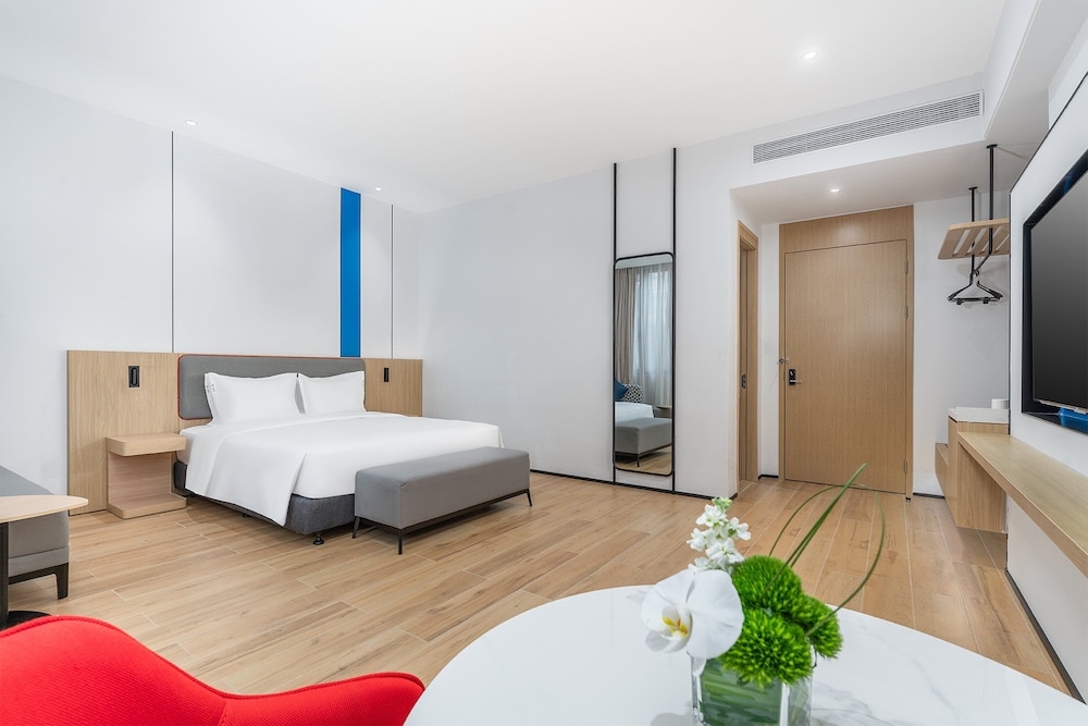 Room, 1 King Bed, Accessible photo 2