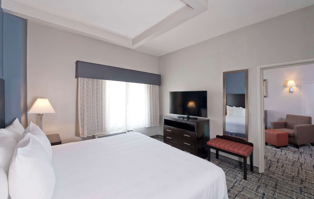 Suite, 1 King Bed, Non Smoking, Jetted Tub photo 3