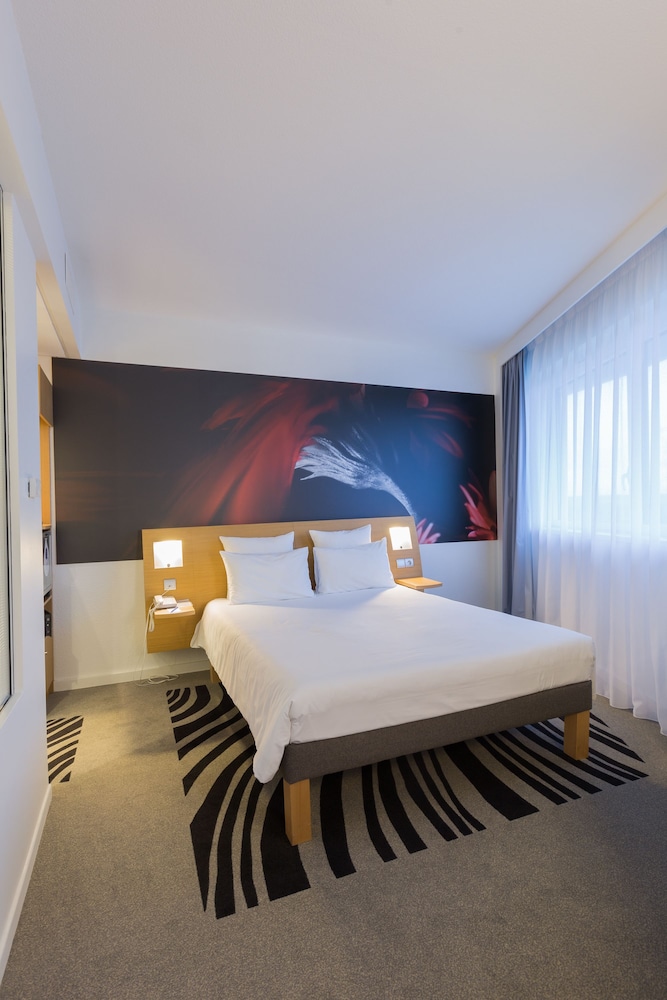 Suite, 1 King Bed - Photo 2