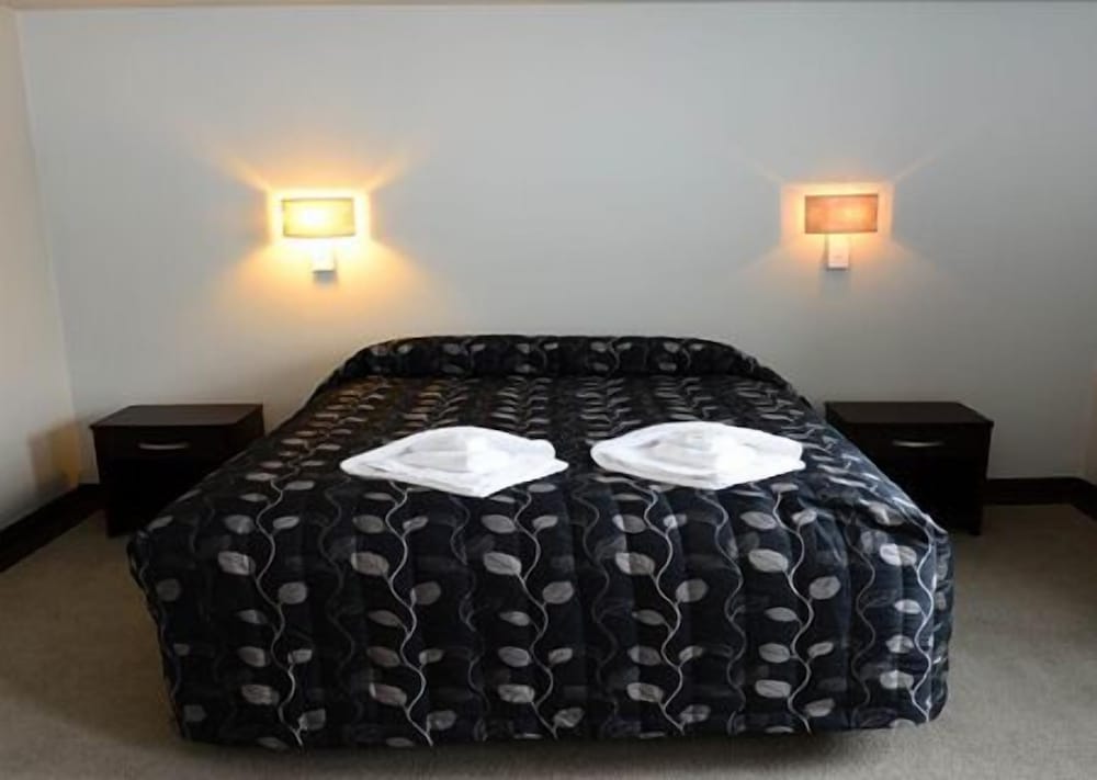Queen - 2 Queen Shared Bathroom - Room no 4 & 18 photo 2