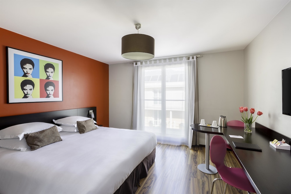 Comfort Room, 1 King Bed, Kitchenette - Photo 2