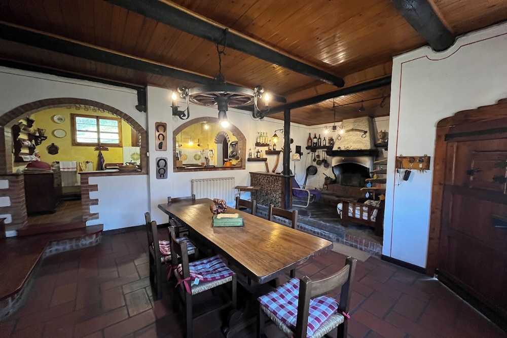 Family Chalet, 4 Bedrooms, Mountainside (Baita Immersa Nel Verde)