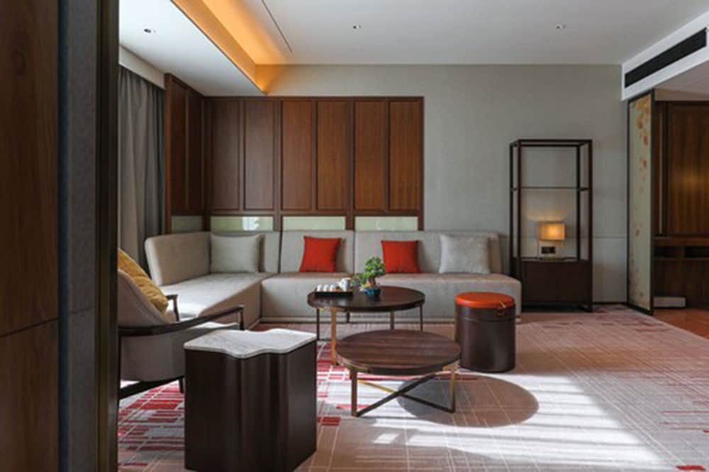 Superior Suite, 1 King Bed, Club Lounge Access - Photo 3
