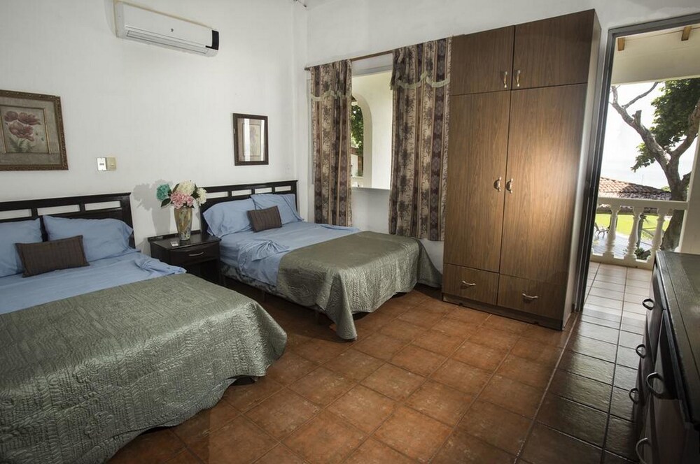 Room, 2 Queen Beds, Ocean View photo 1