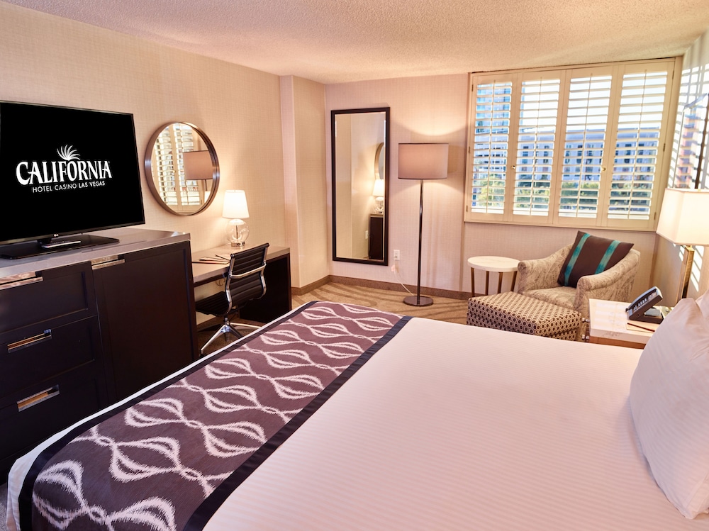 Premium Room, 1 King Bed, Non Smoking - Photo 4