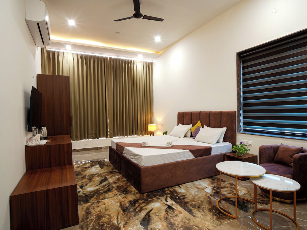 Luxury Suite, City View