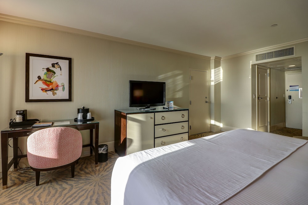 Deluxe Room, 1 King Bed - Photo 4