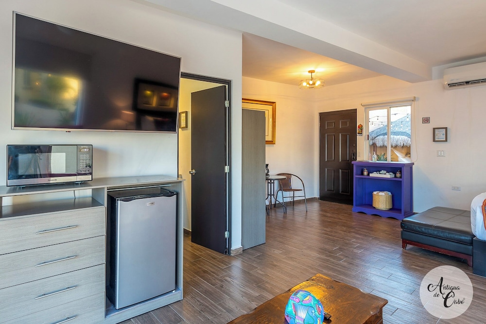 Deluxe Studio, 1 Queen Bed with Sofa bed, Microwave, City View photo 3