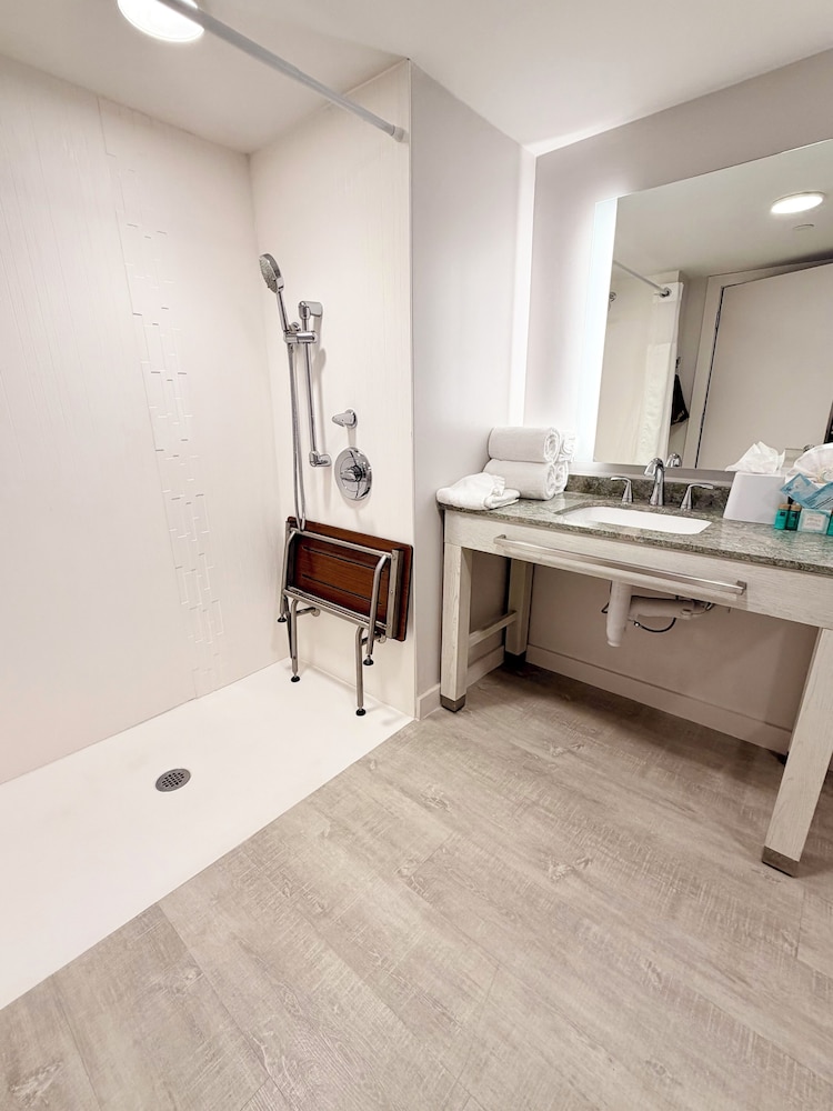 Room, 2 Queen Beds, Roll-in Shower (Accessible) - Photo 3