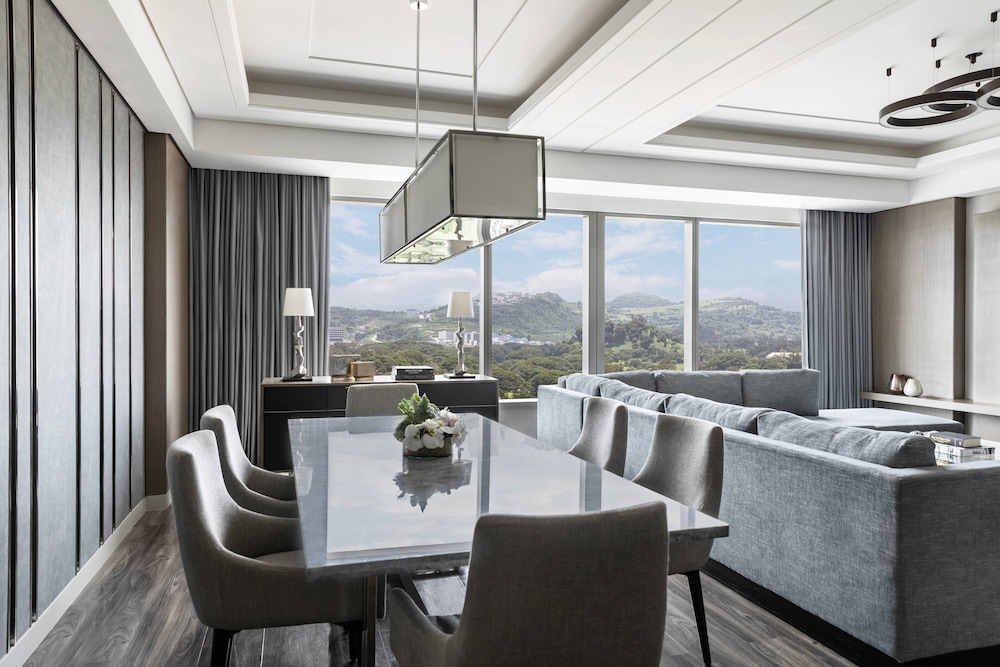Executive Suite, 1 King Bed, Golf View - Photo 2