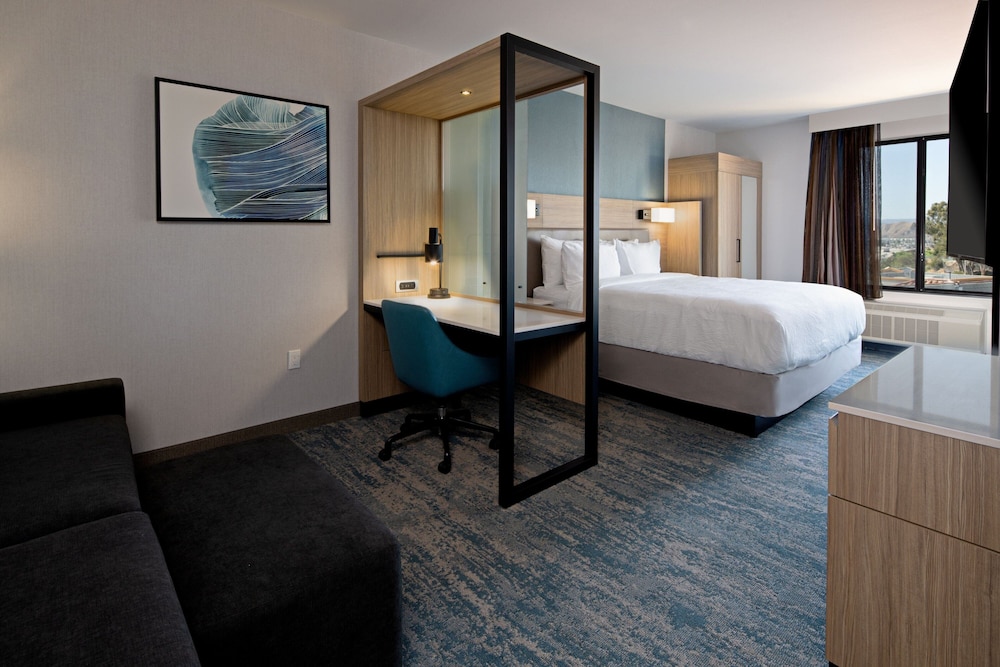 Suite, 1 King Bed - Photo 2