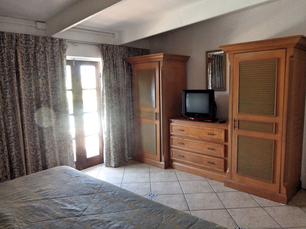 Apartment, 2 Bedrooms, Accessible, Pool View