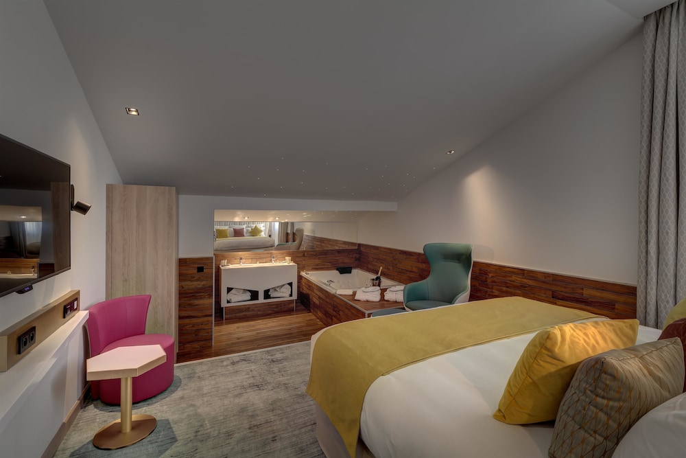 Superior Suite, 1 King Bed, Bathtub photo 3
