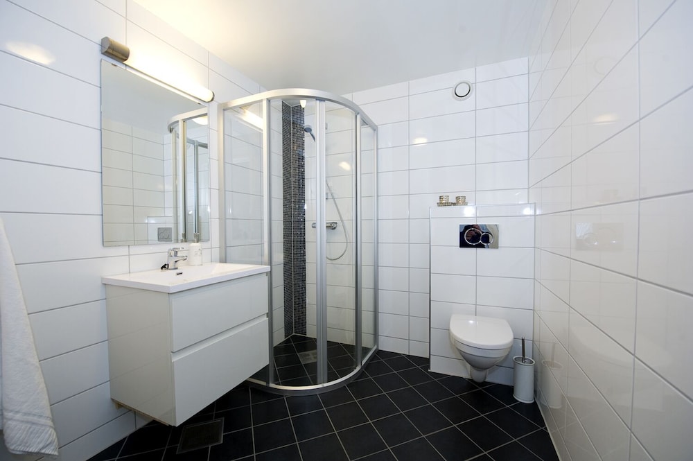 Suite, 3 Bedrooms (B) (Linen and towels not included) photo 2